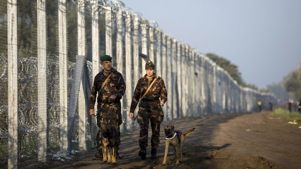 Járőröznek a katonák a kerítés mellett fotó: hir24.hu